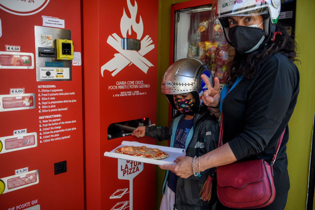 Em vez de refrigerantes, máquinas na Itália fornecem pizzas aos consumidores