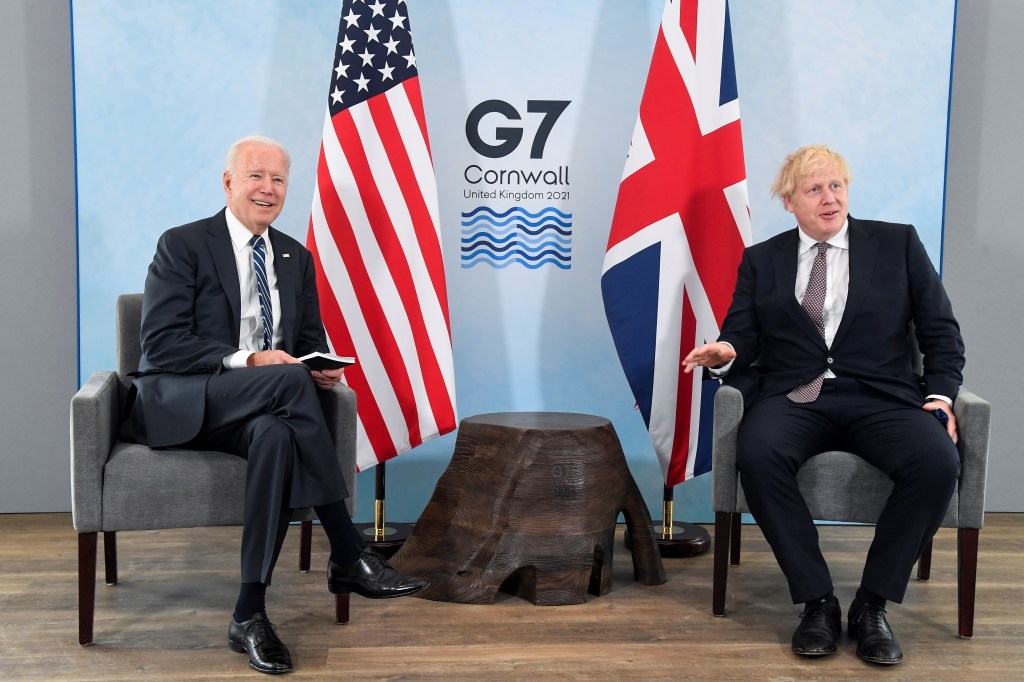 O primeiro-ministro da Grã-Bretanha, Boris Johnson, encontra-se com o presidente dos EUA Joe Biden, antes da cúpula do G7.