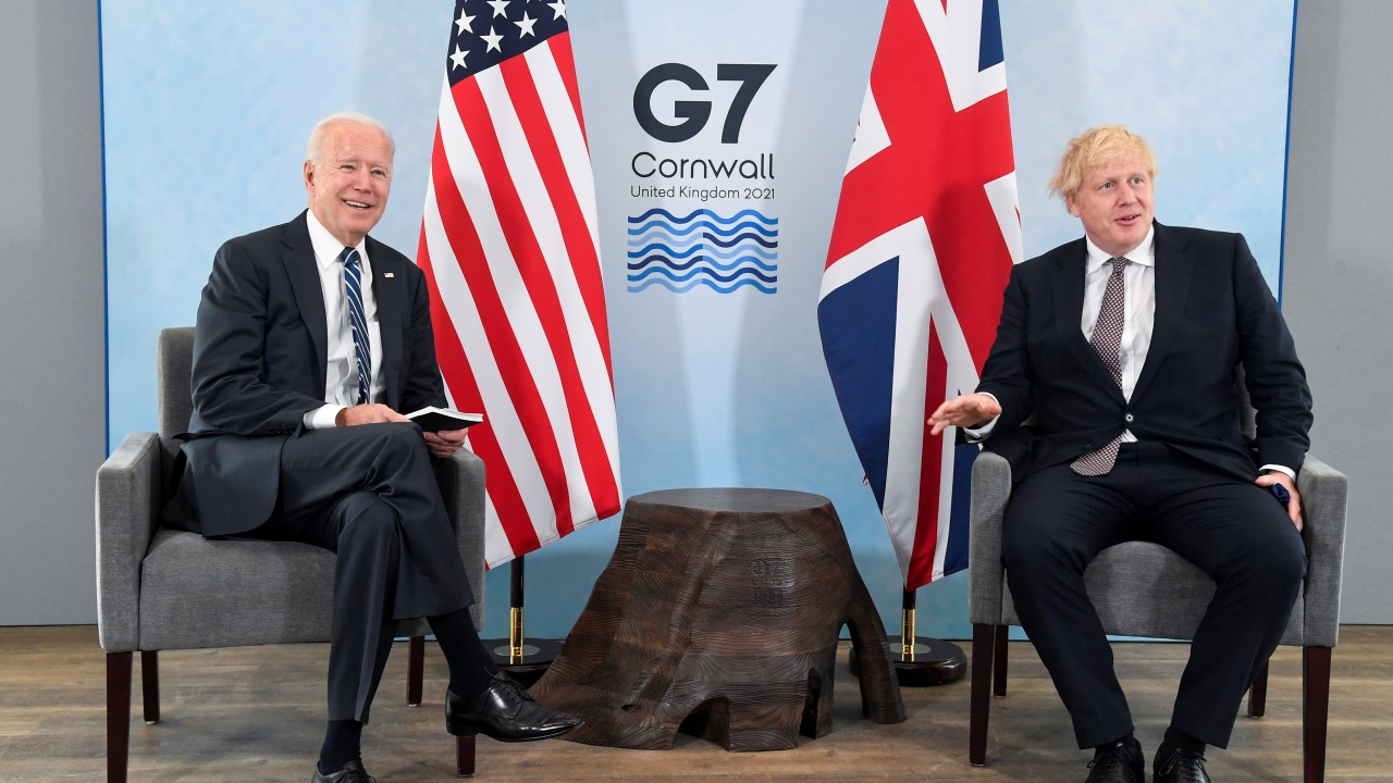 O primeiro-ministro da Grã-Bretanha, Boris Johnson, encontra-se com o presidente dos EUA Joe Biden, antes da cúpula do G7.