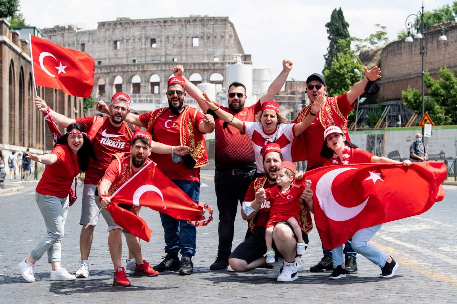 Grupo de turcos passeia pelo Coliseu antes da abertura da Euro, em Roma