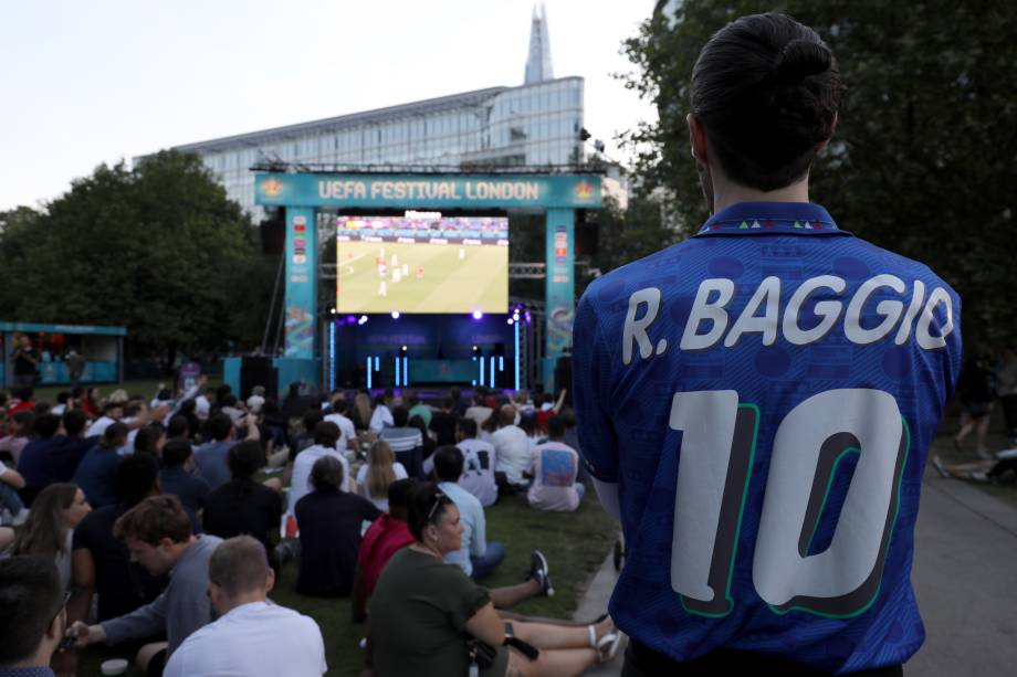 Torcedor com a camisa de Roberto Baggio na fan fest em Roma