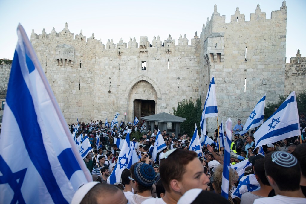 Milhares de israelenses de extrema direita marcharam em uma procissão com bandeiras por Jerusalém Oriental