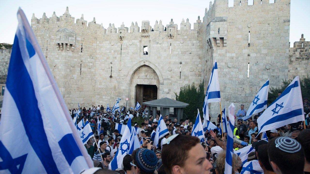 Milhares de israelenses de extrema direita marcharam em uma procissão com bandeiras por Jerusalém Oriental