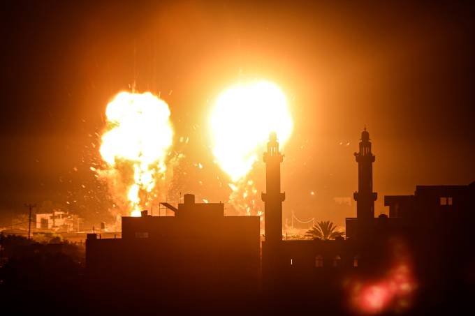 Israeli air strikes hit Hamas targets in Gaza