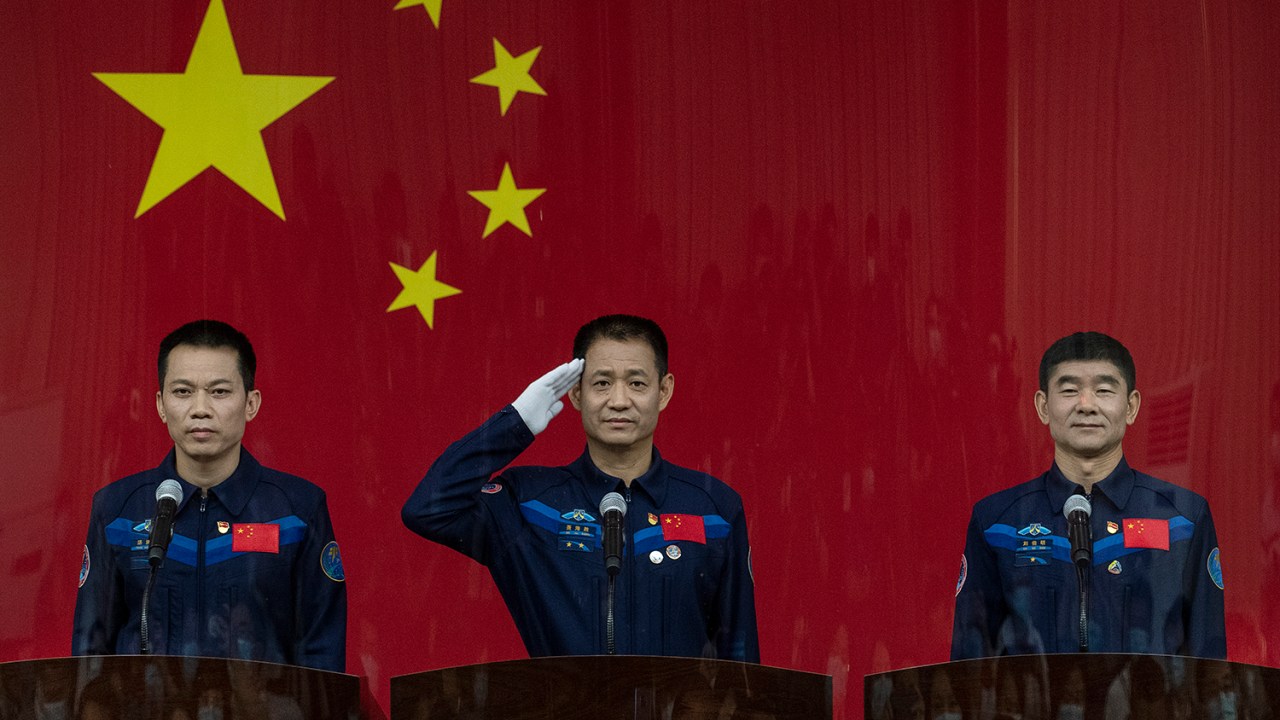 Os astronautas chineses Tang Hongbo, Nie Haisheng e Liu Boming, da China