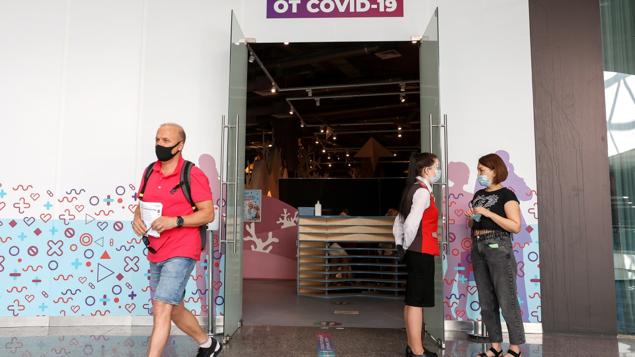 Posto temporário de vacinação contra a Covid-19 montado dentro de shopping em Moscou. 17/06/2021