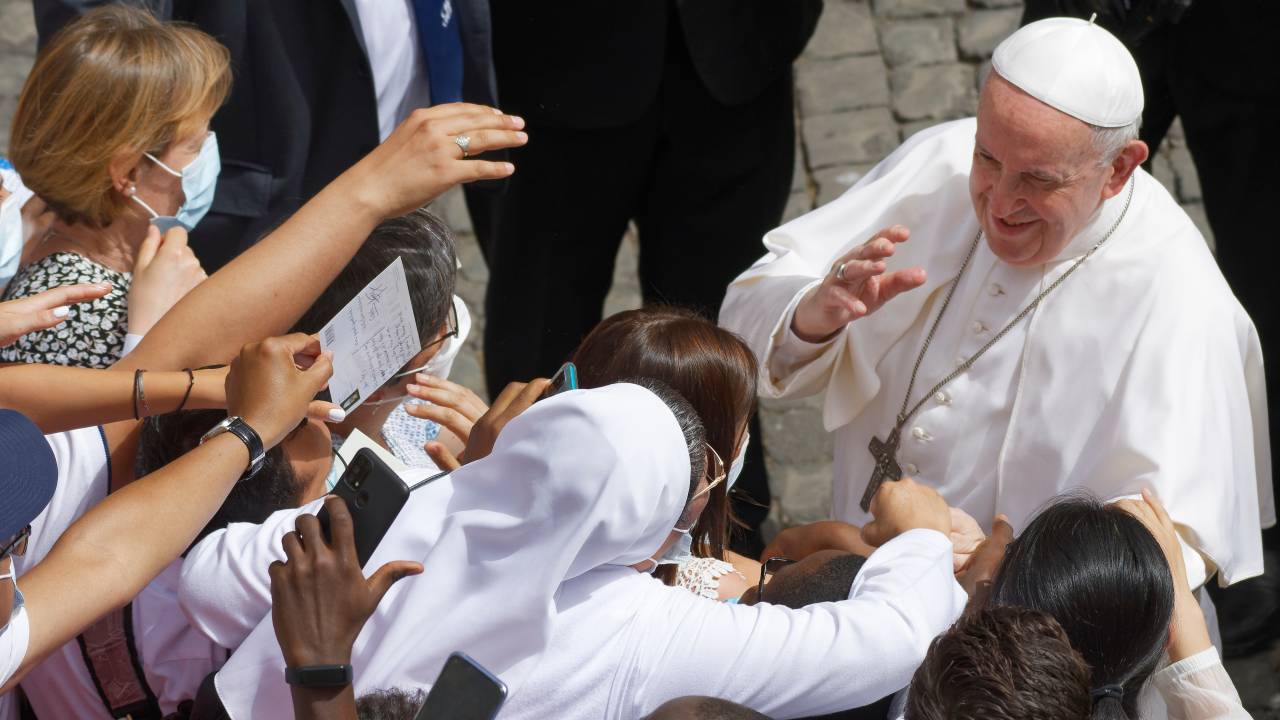 Papa Francisco cumprimenta fiéis após audiência geral.