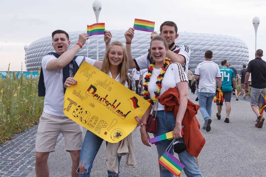 Torcedores foram ao jogo com bandeiras LGBT+