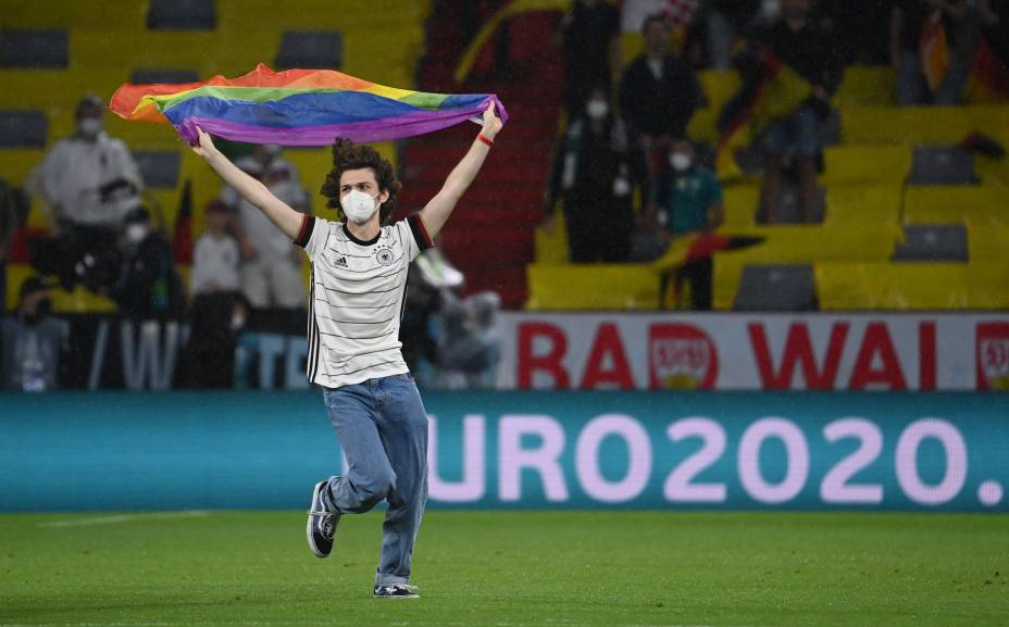 Torcedor invadiu o campo em Munique com bandeira LGBT+
