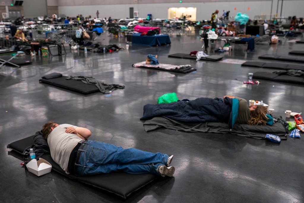 Pessoas descansam na estação de resfriamento do Oregon Convention Center em Oregon, Portlan