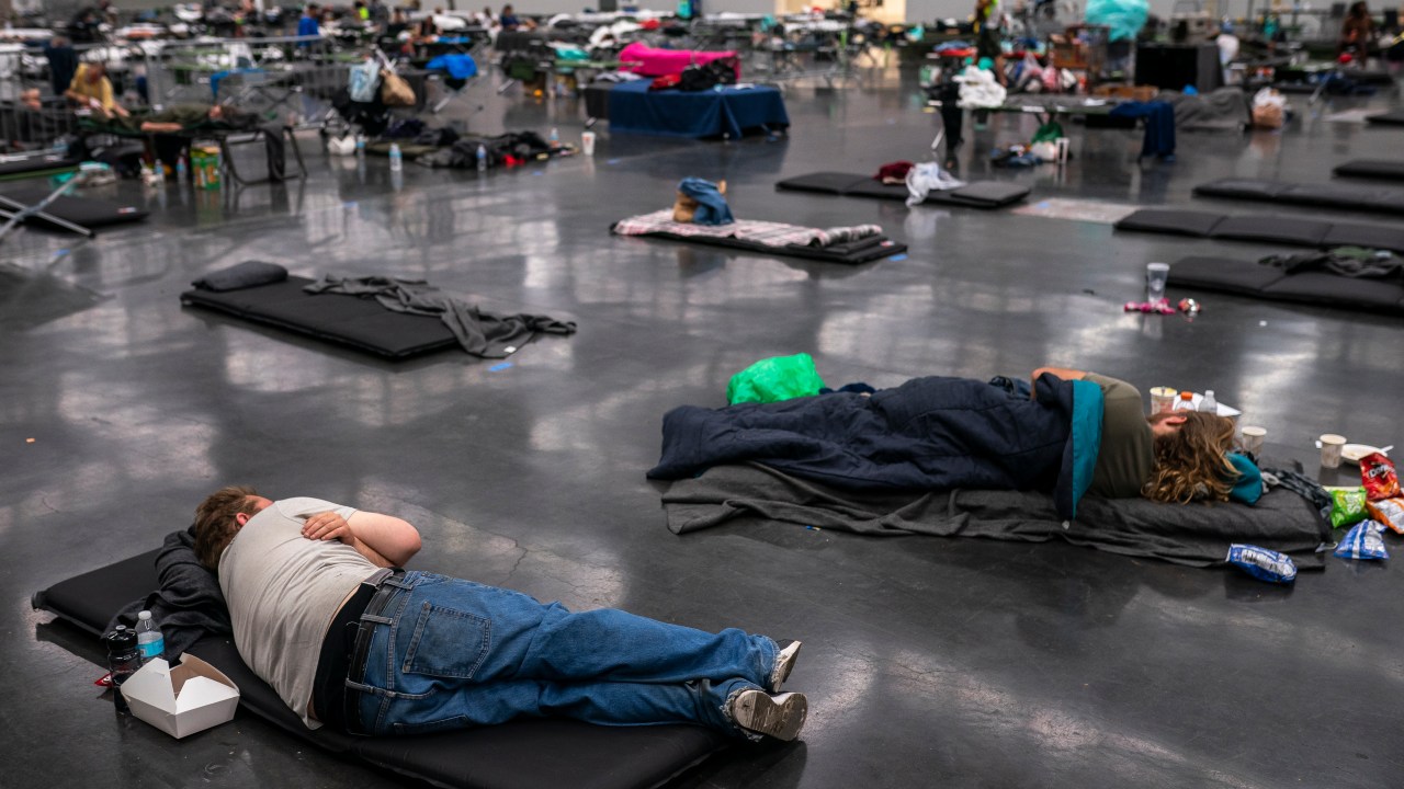 Pessoas descansam na estação de resfriamento do Oregon Convention Center em Oregon, Portlan