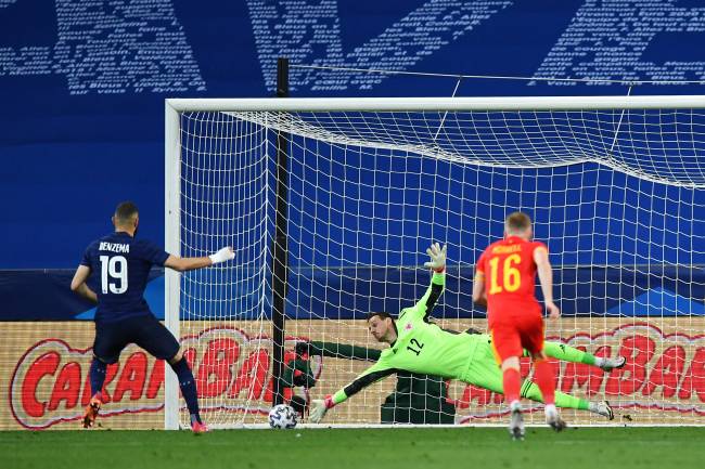 Karim Benzema desperdiça pênalti contra o País de Gales