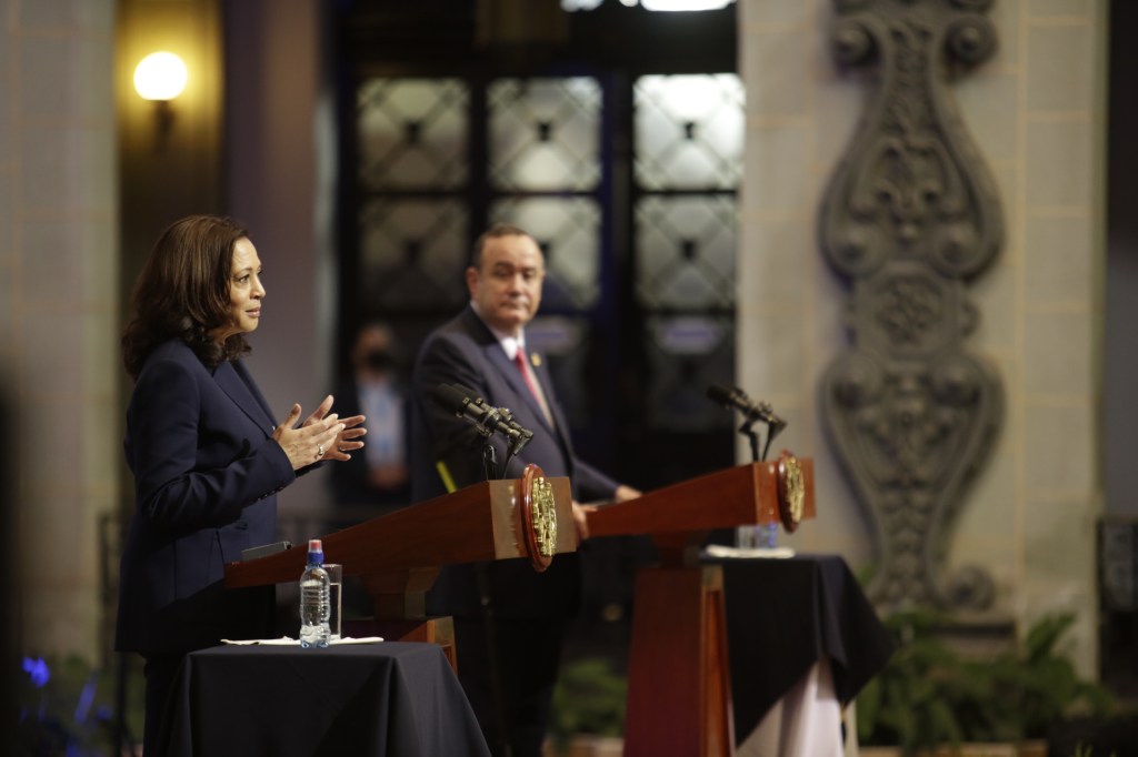 Vice-presidente americana, Kamala Harris, e presidente guatemalteco, Alejandro Giamattei, durante encontro no Palácio da Cultura, Guatemala. 07/06/2021