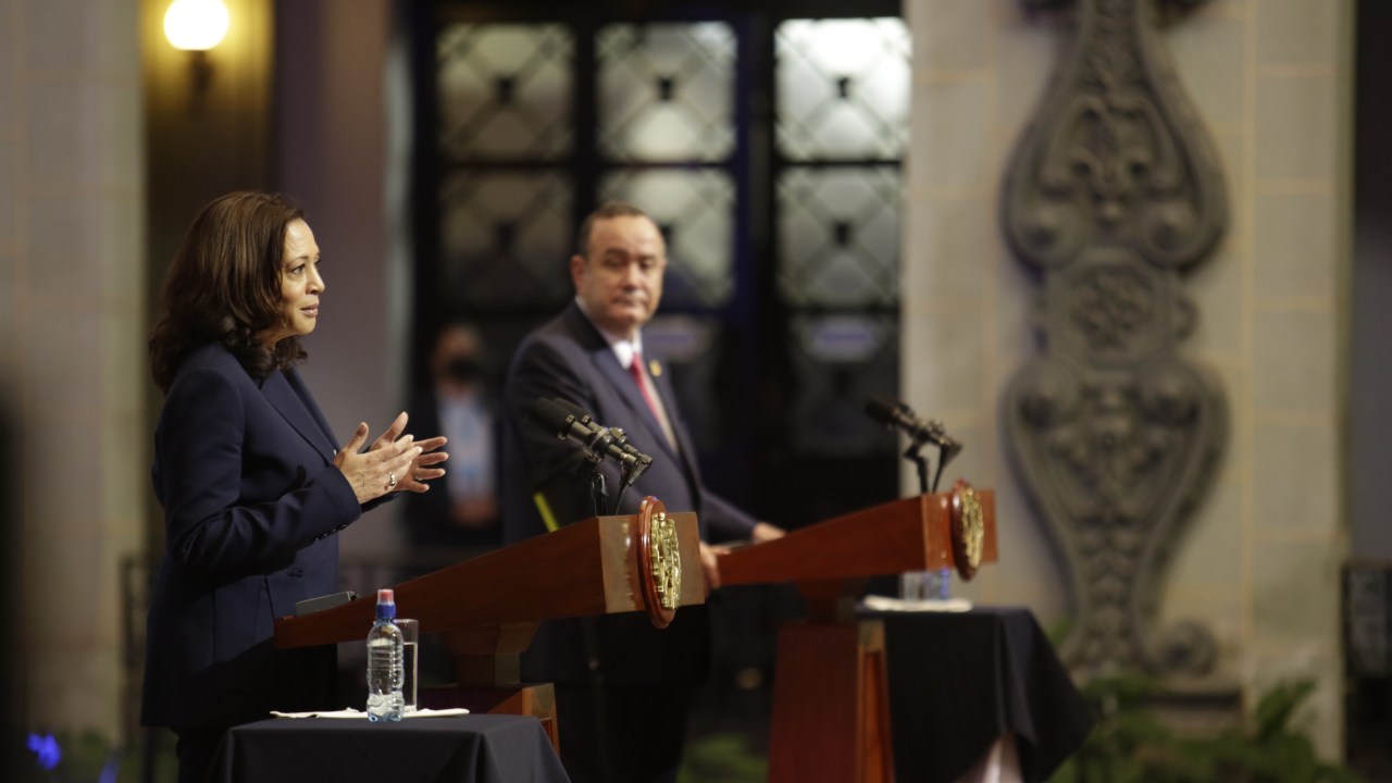 Vice-presidente americana, Kamala Harris, e presidente guatemalteco, Alejandro Giamattei, durante encontro no Palácio da Cultura, Guatemala. 07/06/2021