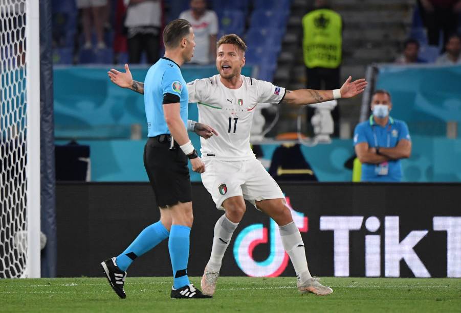 Ciro Immobile reclama com o árbitro Danny Makkelie em Roma