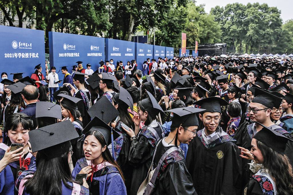 RECUPERAÇÃO - Formatura em Wuhan: a vida volta ao normal na cidade onde a pandemia começou -