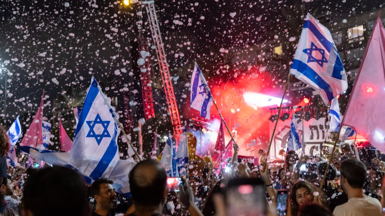 Multidão celebra aprovação de novo governo na Praça Rabin, em Tel Aviv - 13/06/2021