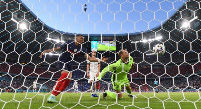 Mbappé celebra gol contra de Mats Hummels ao lado do goleiro Neuer, em Munique
