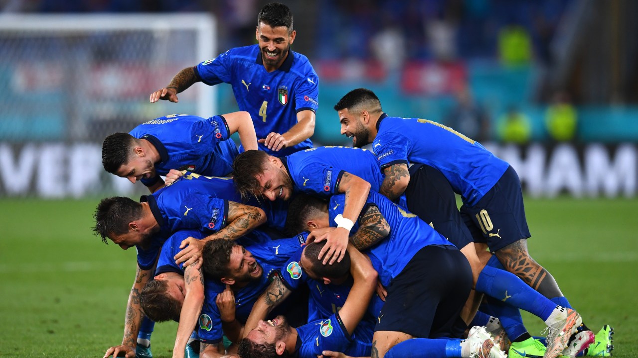 Jogadores da Itália celebram gol de Manuel Locatelli contra a Suíça, em Roma