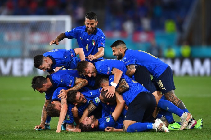 Jogadores da Itália celebram gol de Manuel Locatelli contra a Suíça, em Roma