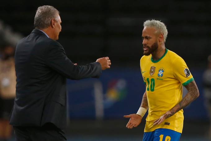 Neymar comemora seu gol com o técnico Tite