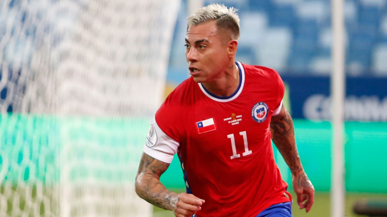 Vargas marcou o gol chileno, com o símbolo da Nike coberto por bandeira do país