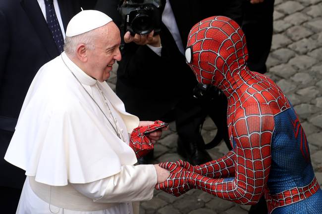 Homem vestido de Homem-Aranha encontra papa Francisco após audiência no Vaticano -