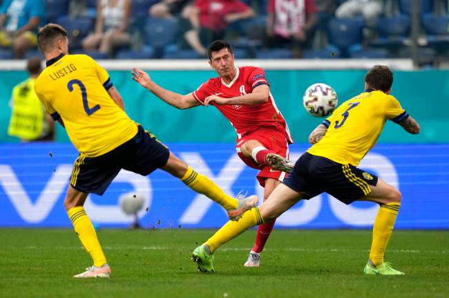 Robert Lewandowski marcou um belo gol contra a Suécia