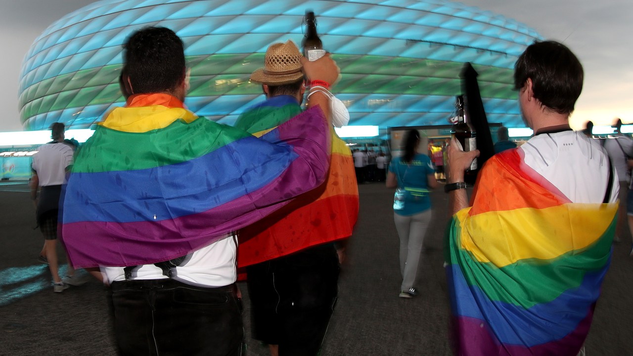 Torcedores da Eurocopa prestam solidariedade ao movimento LGBTQIA+