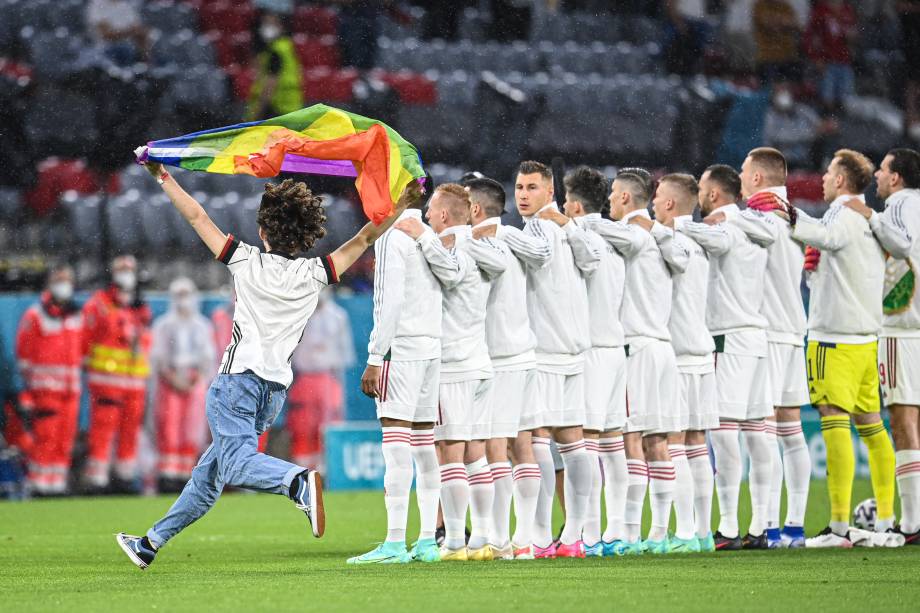 Torcedor invadiu o campo em Munique com bandeira LGBT+