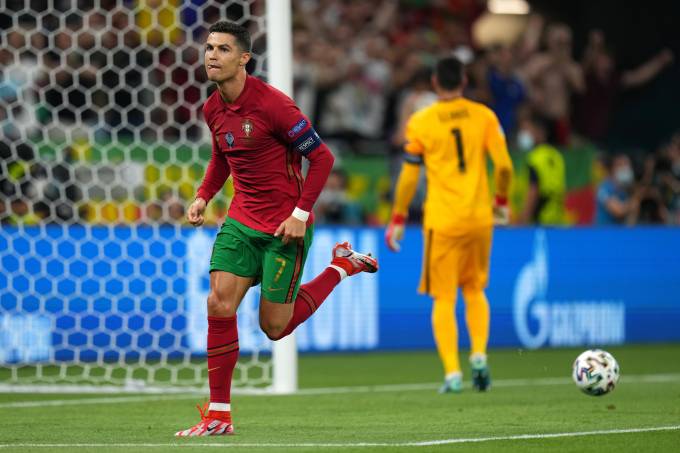 Cristiano Ronaldo, de pênalti, marcou contra a França