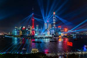 Show de luz no distrito financeiro de Xangai na noite desta quarta-feira (30)