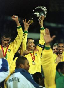 Cafu ergue o troféu da Copa América de 1999