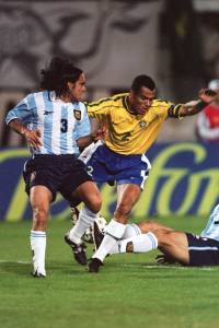 Cafu disputa bola com o argentino Sorín na Copa América de 1999