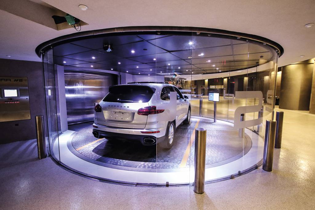 SUBINDO - Porsche Tower, em Miami: luxo de entrar com o carro no elevador -