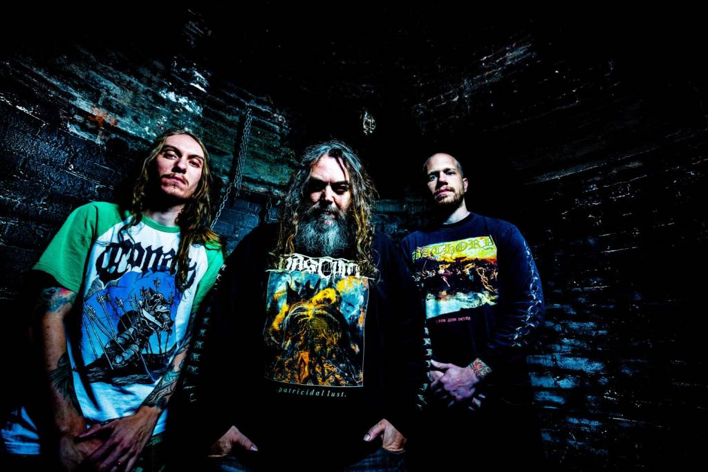 GoAheadAndDie2021-5 Pai e filho: Igor e Max Cavalera, e o baterista Zack Coleman, formaram a banda Go Ahead and Die -