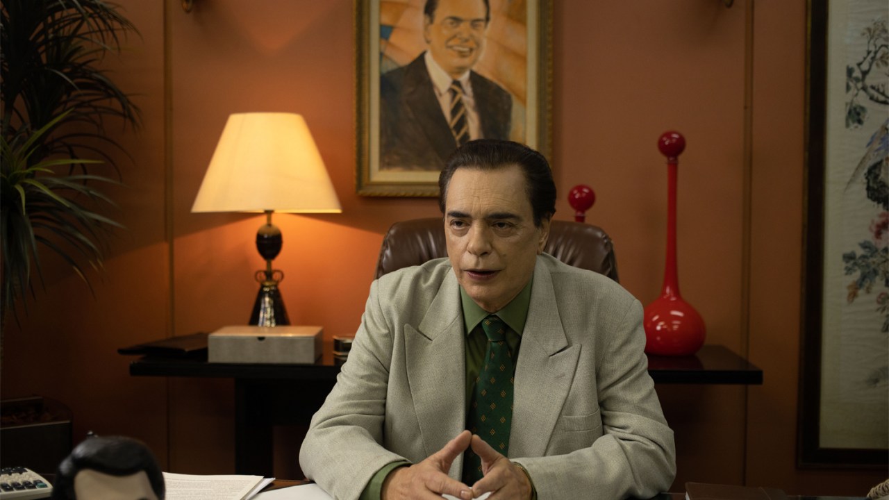 O ator José Rubens Chachá como Silvio Santos, na série original 'O Rei da TV'