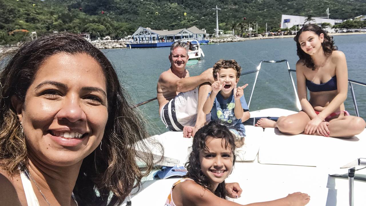 LAZER - O empresário Marcus Machado com a família em Camboriú: mais bens e mais conforto com muito menos custo -