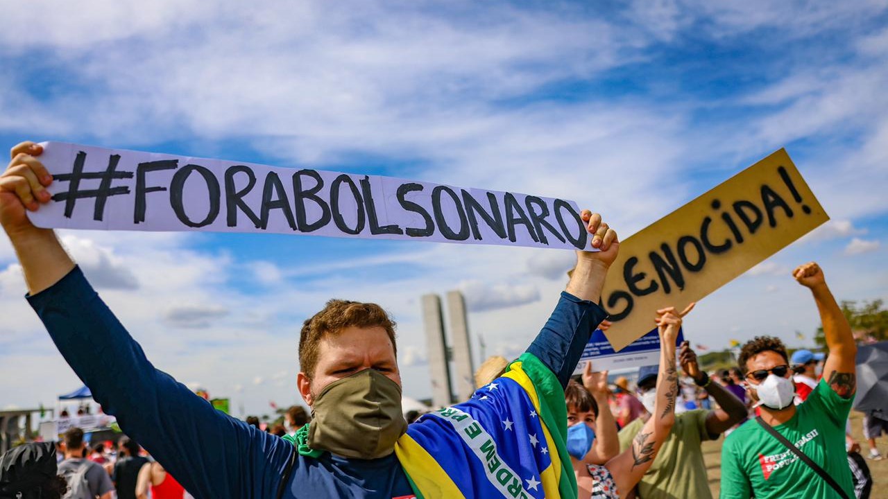 Manifestantes seguram faixas contra Bolsonaro em protesto em Brasília no dia 29 de maio