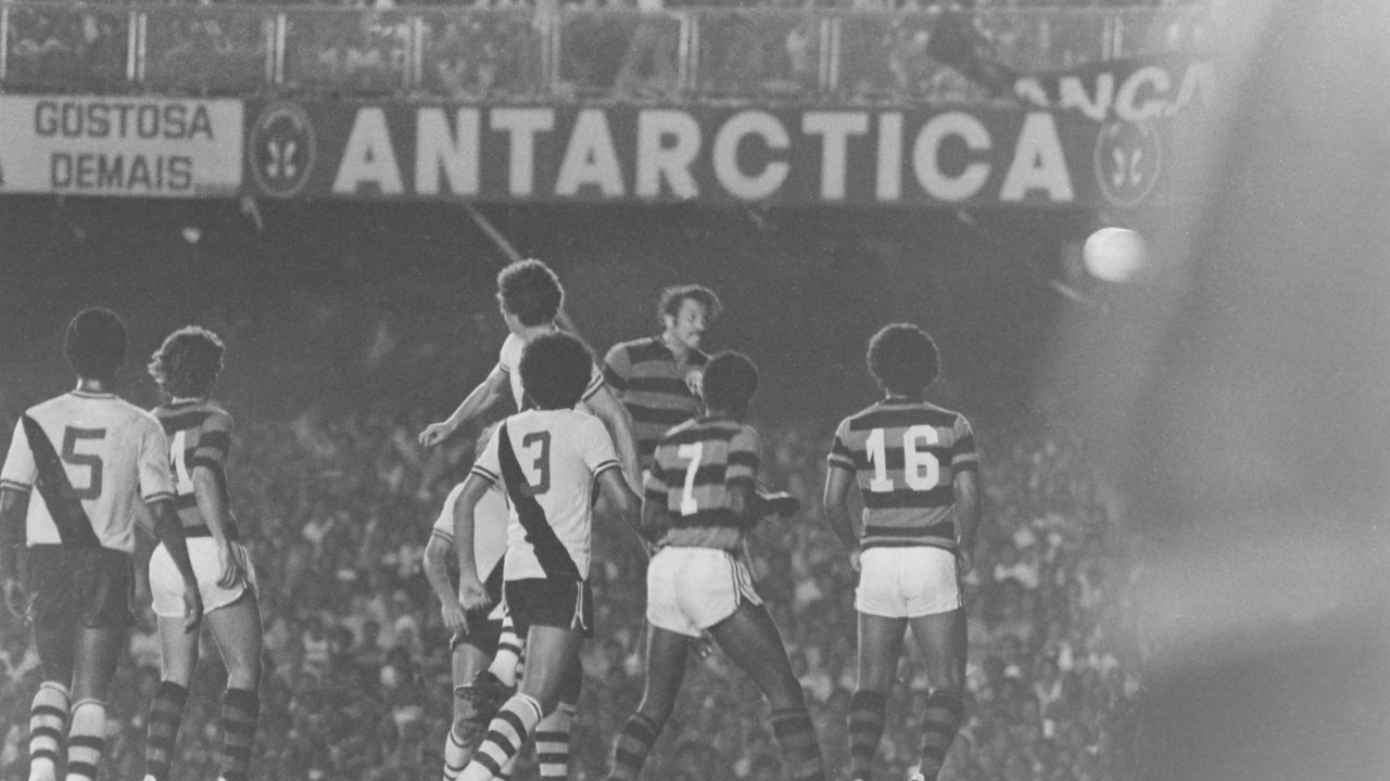 Rondinelli, do Flamengo, marcando um gol contra o Vasco, no jogo final do Campeonato Carioca de 1978.