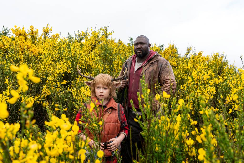STOOTH_102_Unit_03778R Christian Convery, como Gus, e Nonso Anozie, como Jepperd 'Big Man' em 'Sweet Tooth' -