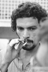 Sócrates, com os dedos enfaixados, fumando -