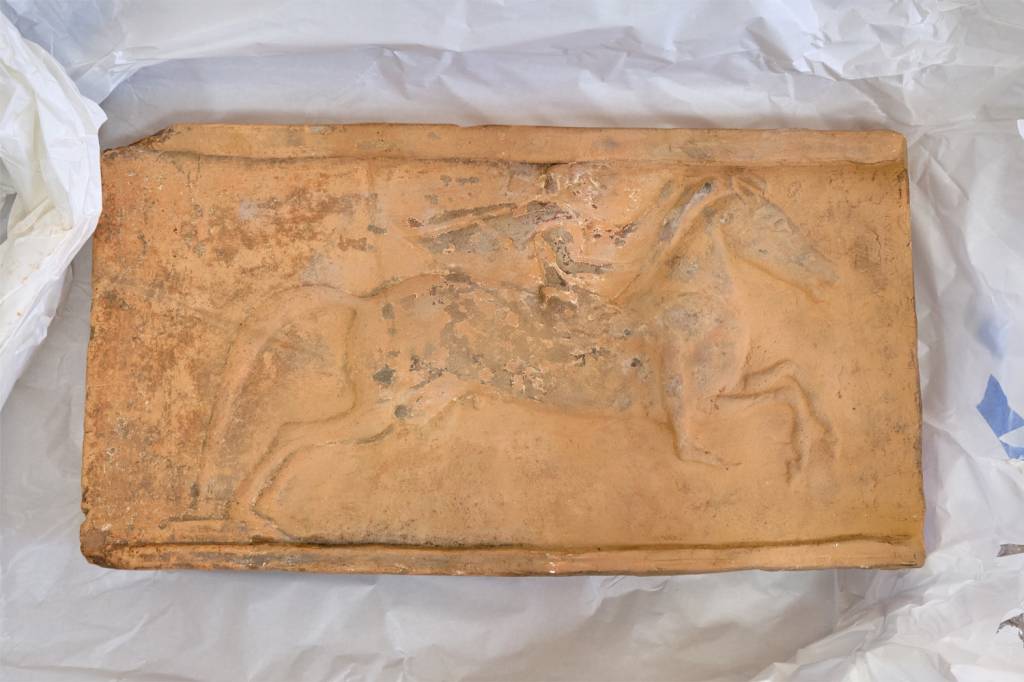 Recebimento da doação da coleção greco-romana, 25/05/2021 Tijolo arquitetônico de 550 a.C., parte da doação da coleção greco-romana recebida pelo Museu Nacional do Rio de Janeiro