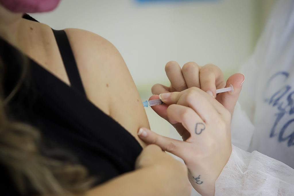 Mulher é imunizada em São Paulo