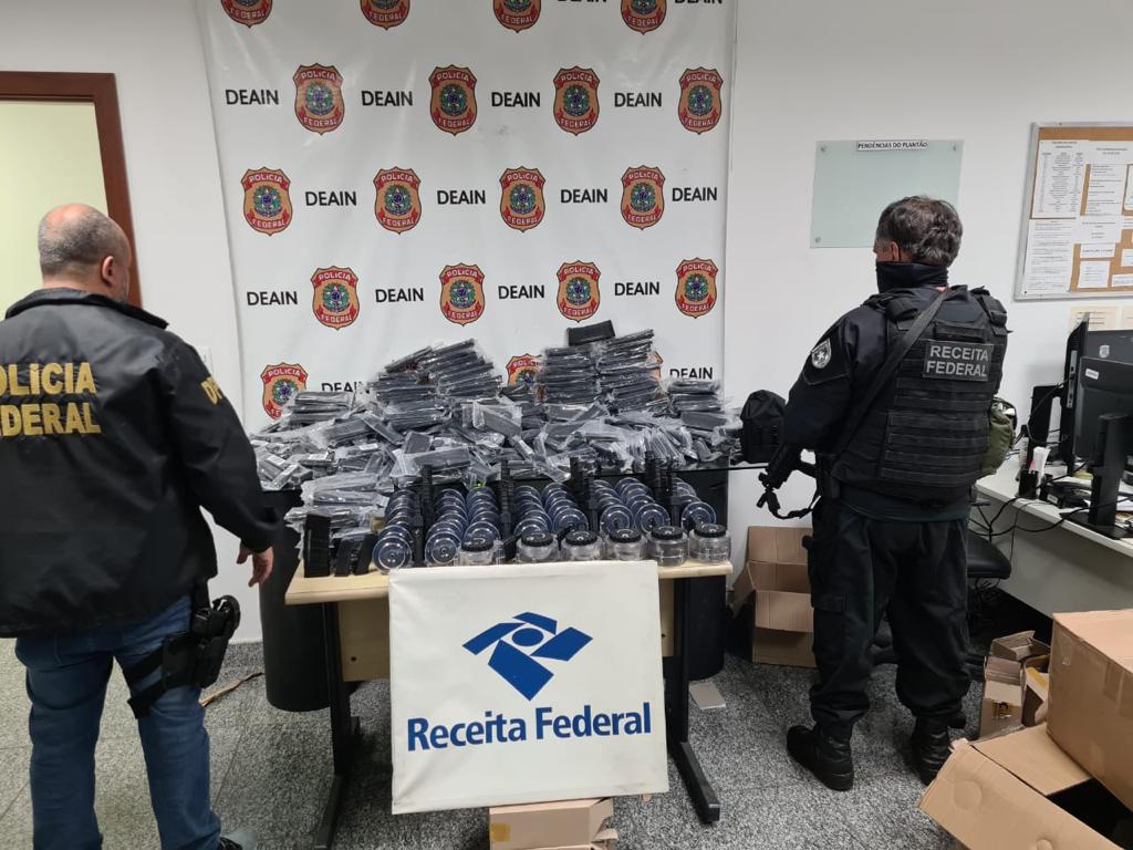 Apreensão de carregadores de fuzis no Rio pela PF.