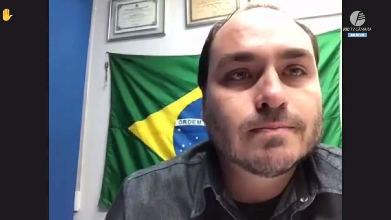 O vereador Carlos Bolsonaro chorou na sessão para cassar o vereador Doutor Jairinho, que torturou um menino de quatro anos até a morte.