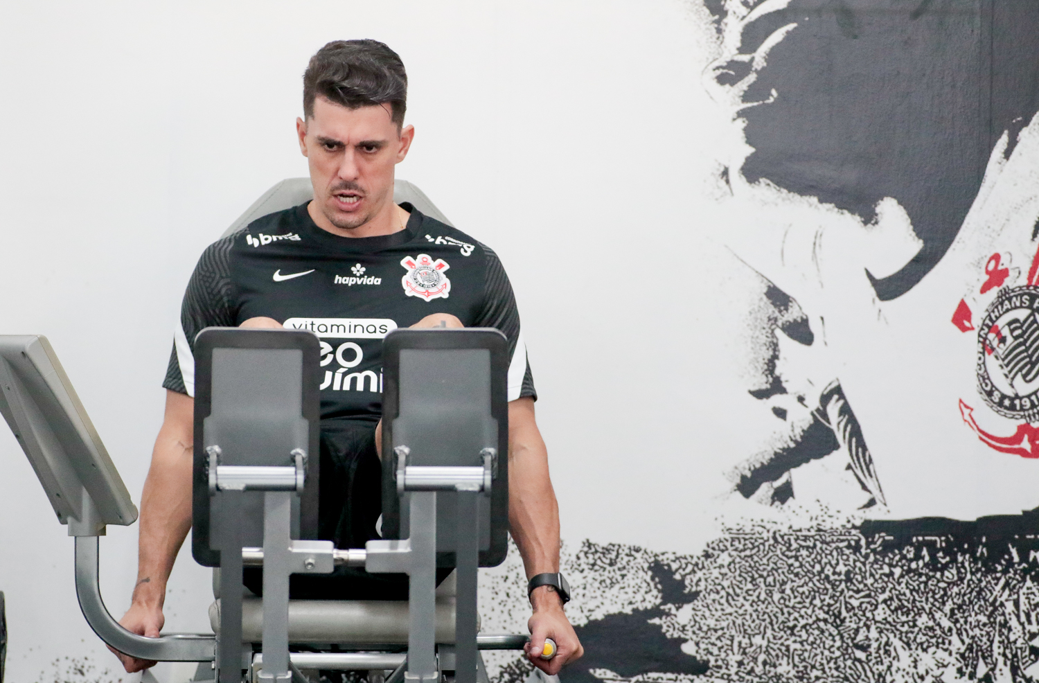 Avelar está em recuperação de grave lesão no joelho direito, sofrida em outubro -