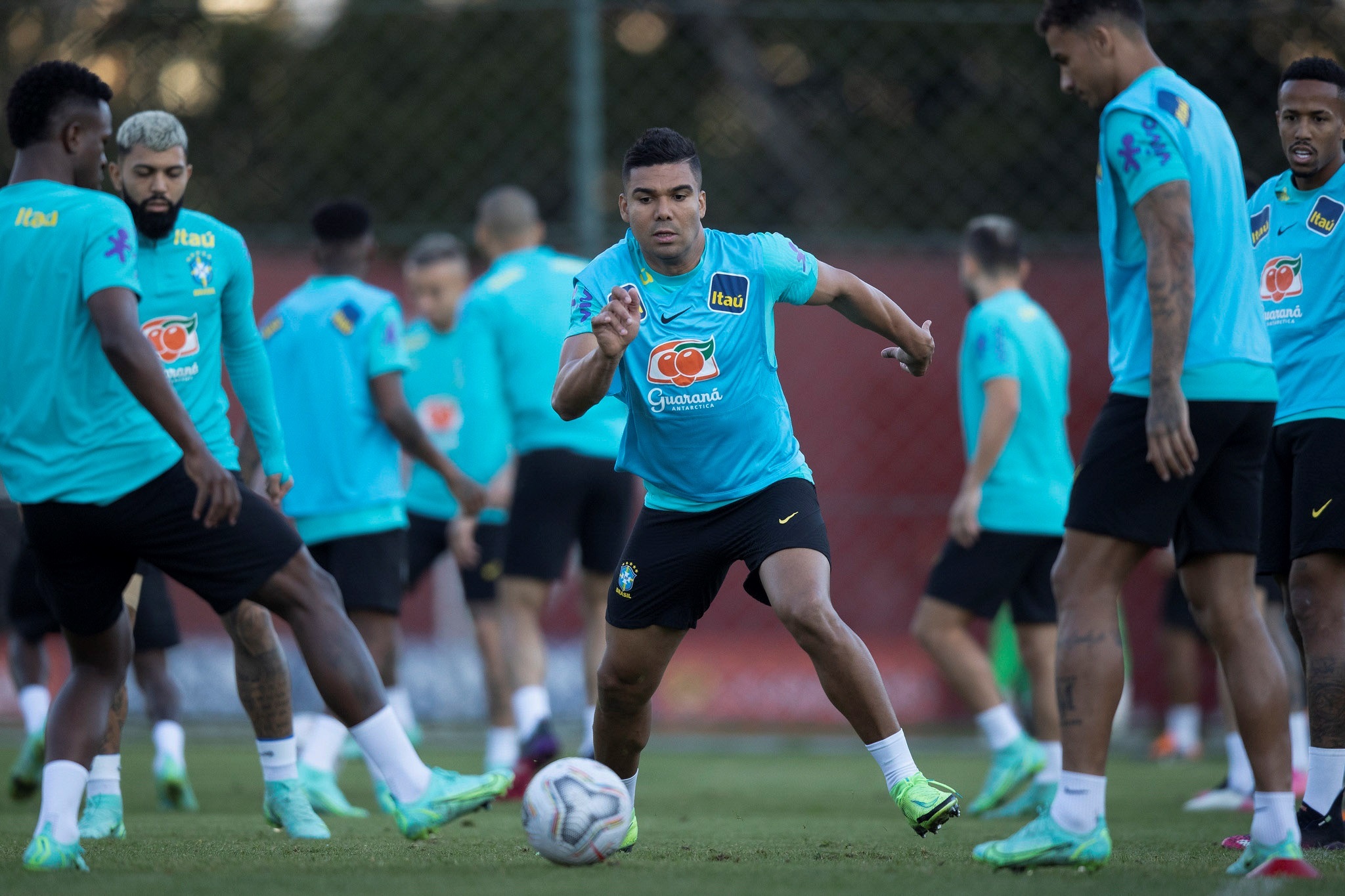 Casemiro durante treinamento da seleção brasileira