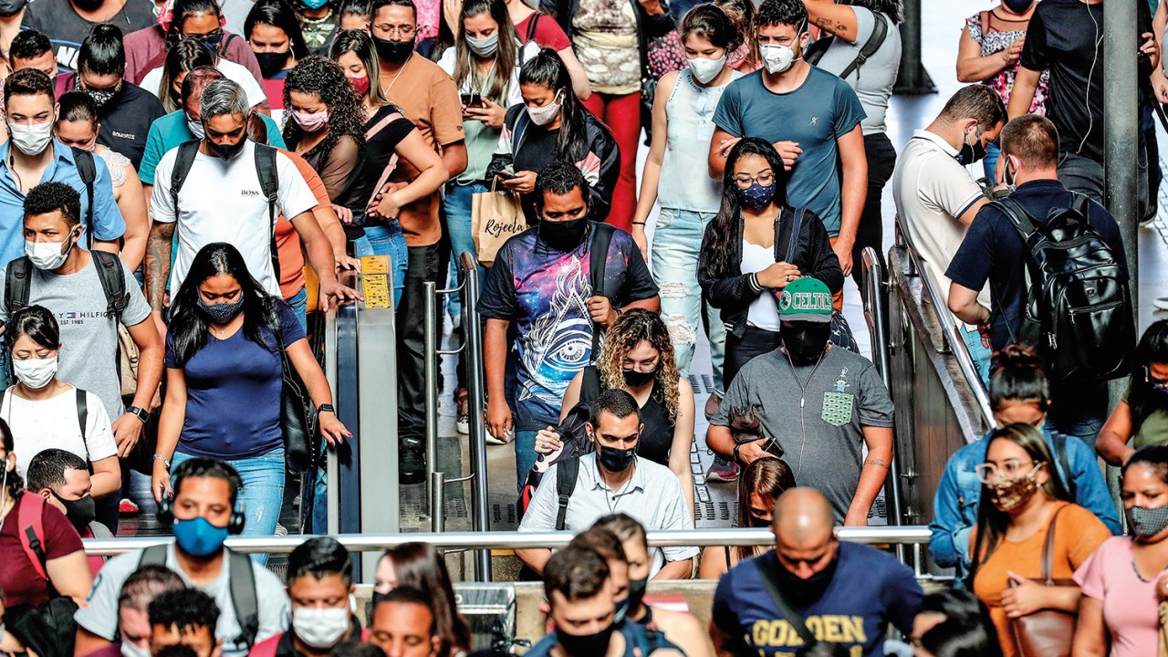A PREOCUPAÇÃO... - Nas ruas: máscaras, apesar do desdém de Brasília -