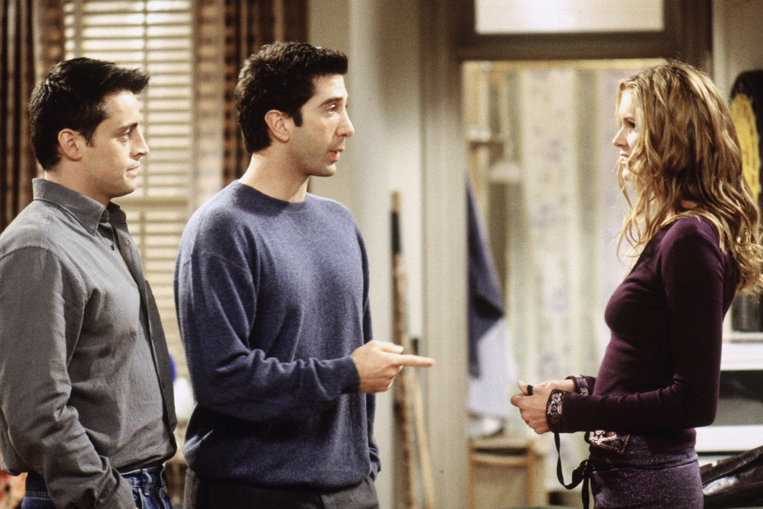 A nova colega de quarto de Joey, Janine Lecroix (Elle Macpherson), em cena de 'Friends'